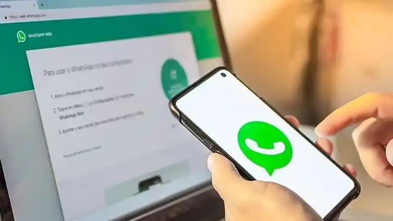 واجهة واتساب ويب WhatsApp Web على الكمبيوتر بعد ربط الهاتف لإرسال الرسائل وإجراء المحادثات بسهولة.